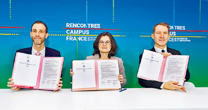 Signature du COP par Christine Neau-Leduc, et les représentants du MEAE et le MESR © Caroline Bleux